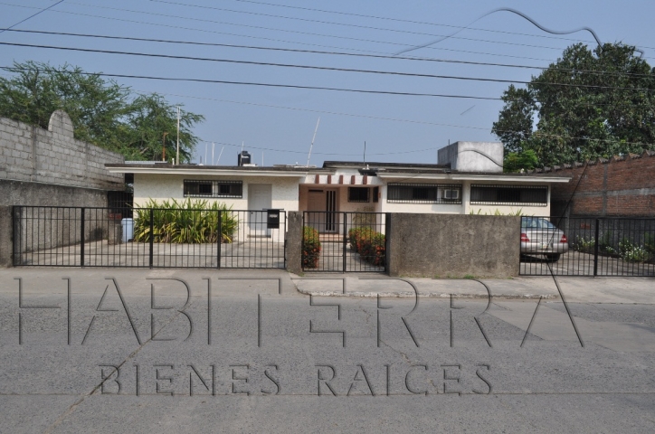 doomos. casa comercial en venta, jardines de tuxpan.